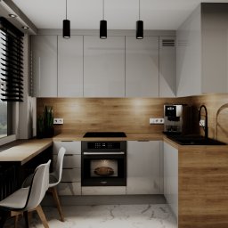 KORANTI Izabela Kornacka - Nowoczesna kuchnia z białymi szafkami, drewnianym blatem i czarnymi akcentami: lampy, bateria, żaluzje. Minimalistyczny design, marmurowa podłoga, ekspres do kawy.