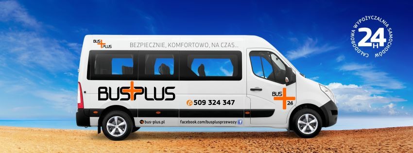 Biały bus z logo BusPlus na tle plaży i błękitnego nieba z chmurami, z widocznym numerem telefonu i adresem strony internetowej firmy.