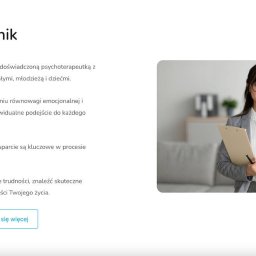 WebWiseAI Tomasz Ścierski - Uśmiechnięta psycholożka w okularach, trzymająca clipboard i długopis, w jasnym biurze z rośliną w tle.