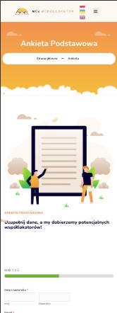 Ilustracja strony internetowej z formularzem ankiety, dwóch mężczyzn w animowanym stylu wchodzi w interakcję z formularzem na dużym ekranie, jeden wskazuje na górę formularza.