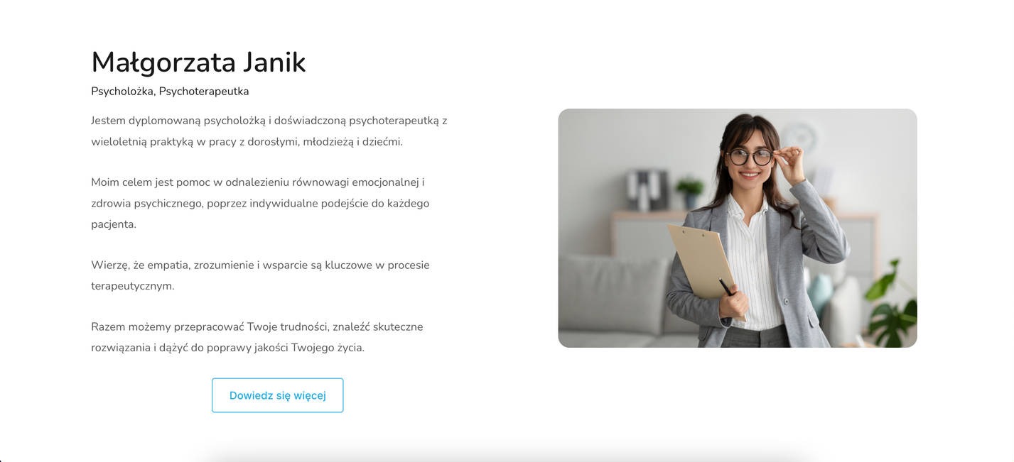 Uśmiechnięta psycholożka w okularach, trzymająca clipboard i długopis, w jasnym biurze z rośliną w tle.