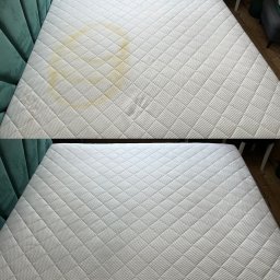 TopTapClean - Materac z plamą w górnej części i czysty w dolnej, układ 'przed i po', pikowana faktura, zielone wezgłowie widoczne z boku.