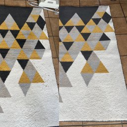 TopTapClean - Dywan we wzory geometryczne, czyszczony metodą ekstrakcyjną. Widoczne wyraźne różnice w czystości przed i po zabiegu, szczególnie na białym tle dywanu.