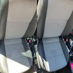 TopTapClean - Auto detailing: Fotel samochodowy w ujęciu przed i po czyszczeniu tapicerki, ukazujący wyraźną różnicę w wyglądzie i czystości materiału.