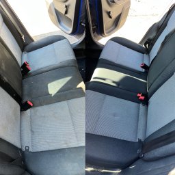 TopTapClean - Tapicerka samochodowa tylnej kanapy w ujęciu przed i po czyszczeniu. Po lewej stronie widoczne zabrudzenia, po prawej czysta tapicerka. Widoczne pasy bezpieczeństwa.