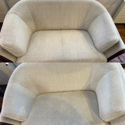 TopTapClean - Kremowe krzesło tapicerowane w układzie 'przed i po' czyszczeniu, z wyraźną różnicą w odcieniu i czystości tapicerki.