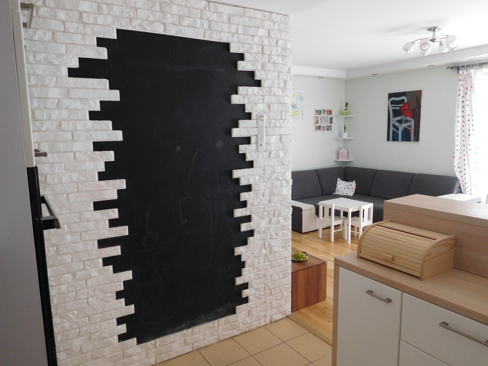 ścianka z farbą tablicową