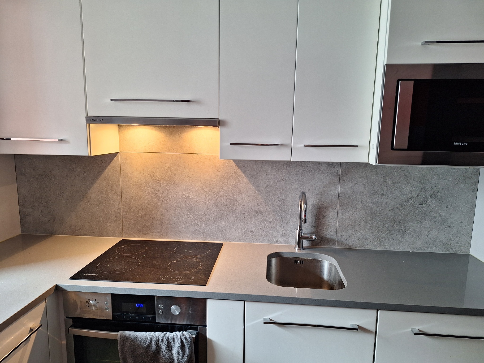 Szybka wymiana fartuch kuchennego z lakobel na płytki 120x60