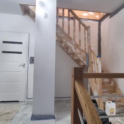 Przygotowanie pod beton dekoracyjny i malowanie schodów. 