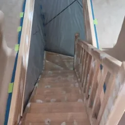 Przygotowanie pod malowanie schodów na dwa kolory.