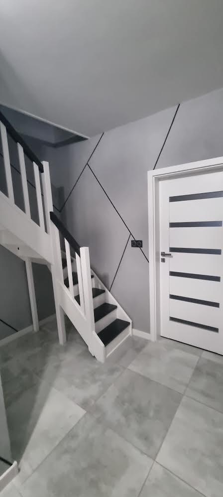 Beton dekoracyjny na ścianach + malowanie schodów w dwóch kolorach.
