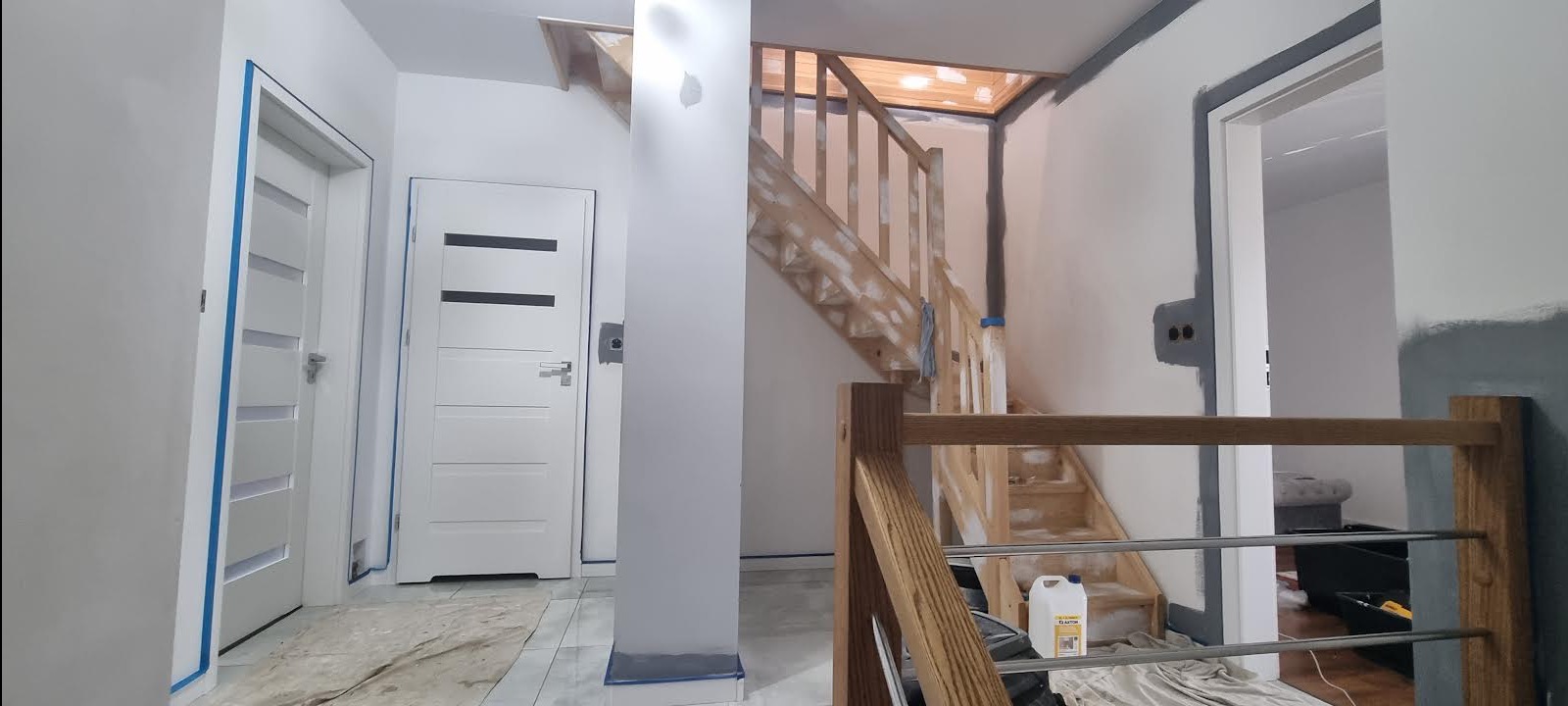 Przygotowanie pod beton dekoracyjny i malowanie schodów.