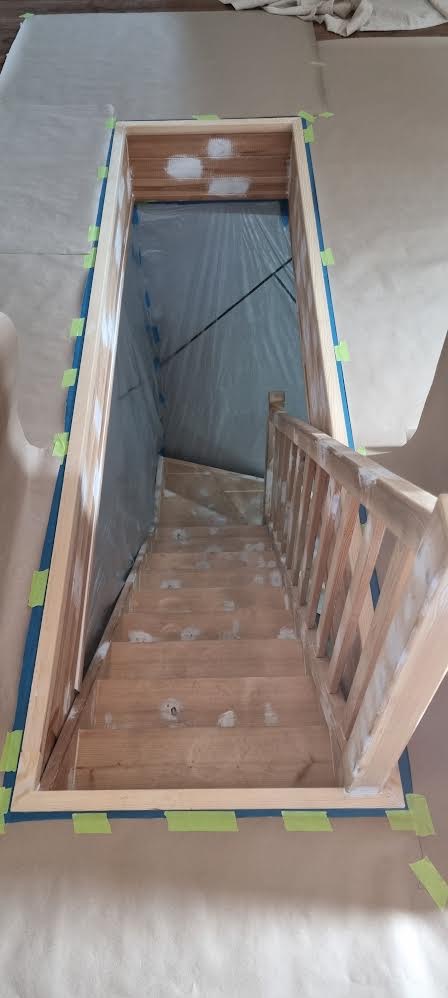 Przygotowanie pod malowanie schodów na dwa kolory.