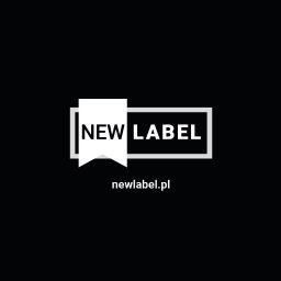 Denys Cherevko NewLabel - Minimalistyczne, białe logo 'NEW LABEL' na czarnym tle, z adresem strony internetowej newlabel.pl poniżej.