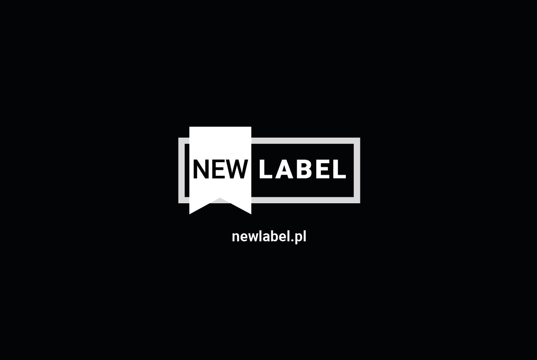 Minimalistyczne, białe logo 'NEW LABEL' na czarnym tle, z adresem strony internetowej newlabel.pl poniżej.