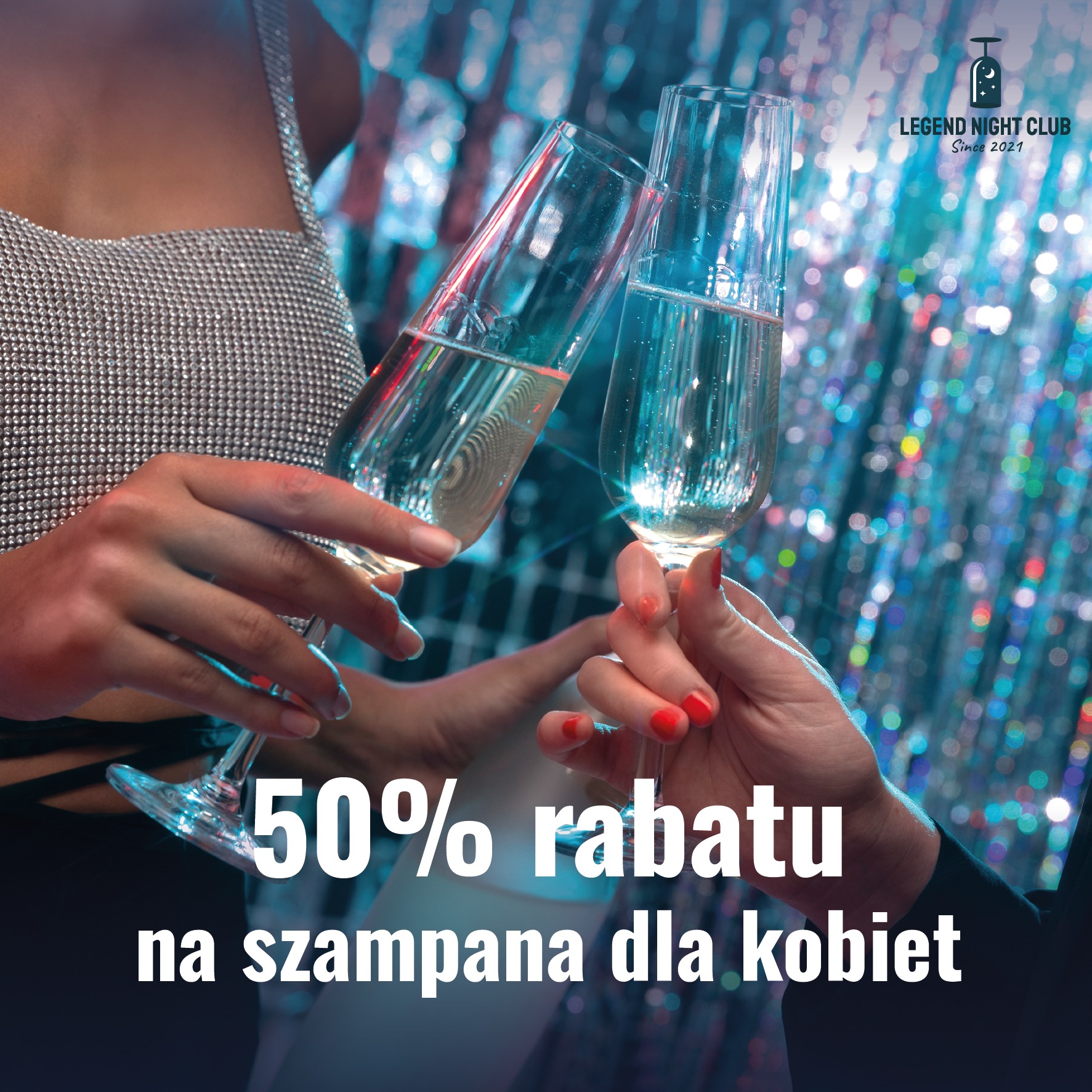 Dwie kobiety wznoszą toast szampanem w klubie nocnym w Lublinie, z ofertą 50% rabatu dla kobiet, na tle błyszczącej ściany i logo klubu.