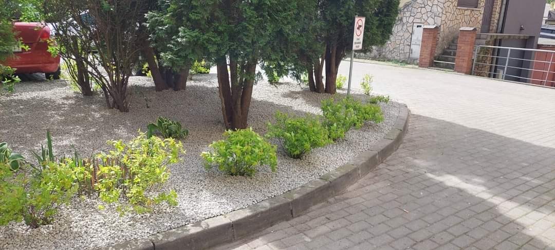 Nasadzenia i utrzymanie terenów zielonych.