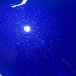 Jakub Głuczkowski - Niebieska tapicerka z widocznymi kolistymi śladami po czyszczeniu i odbiciem światła, ukazująca efekt po zabiegu.