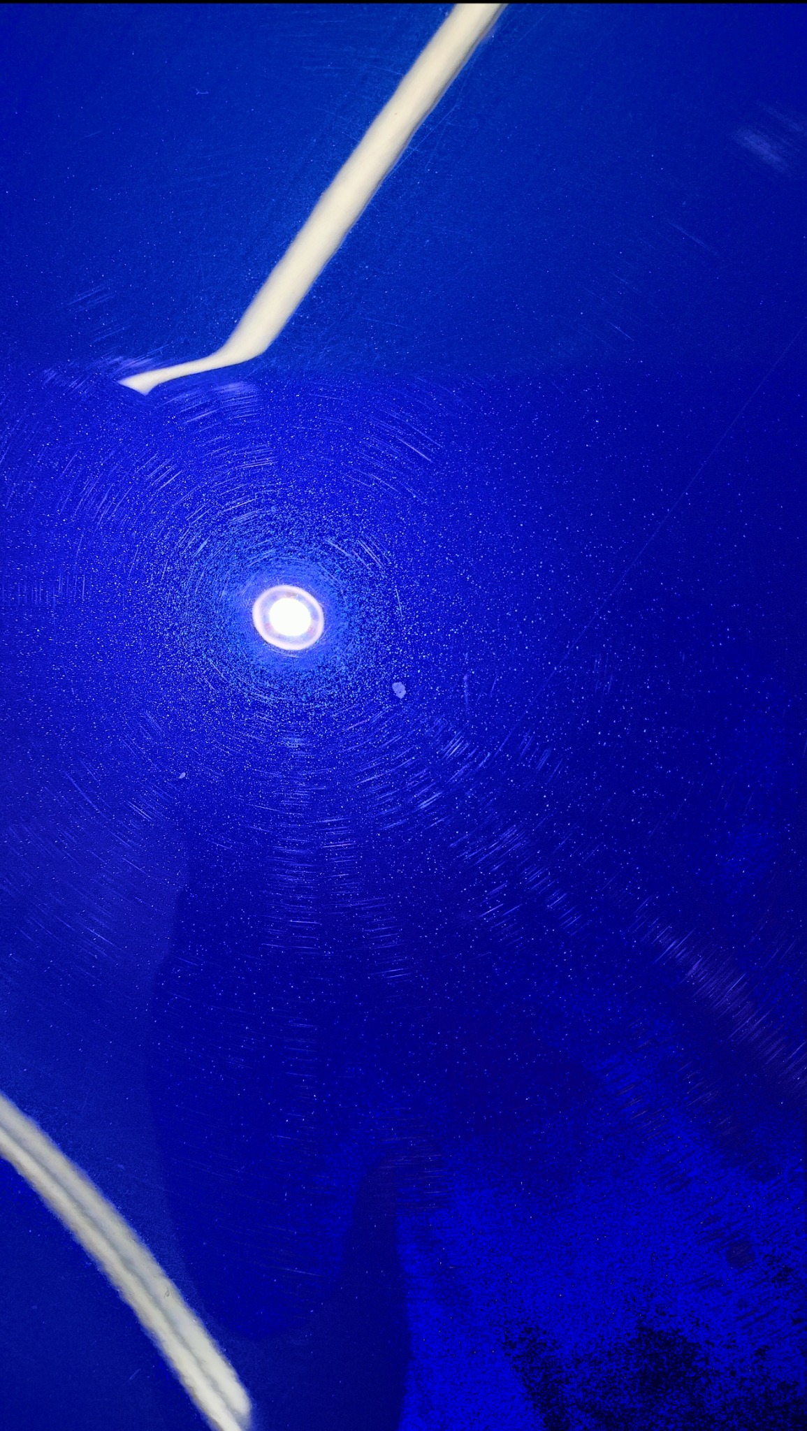 Niebieska tapicerka z widocznymi kolistymi śladami po czyszczeniu i odbiciem światła, ukazująca efekt po zabiegu.