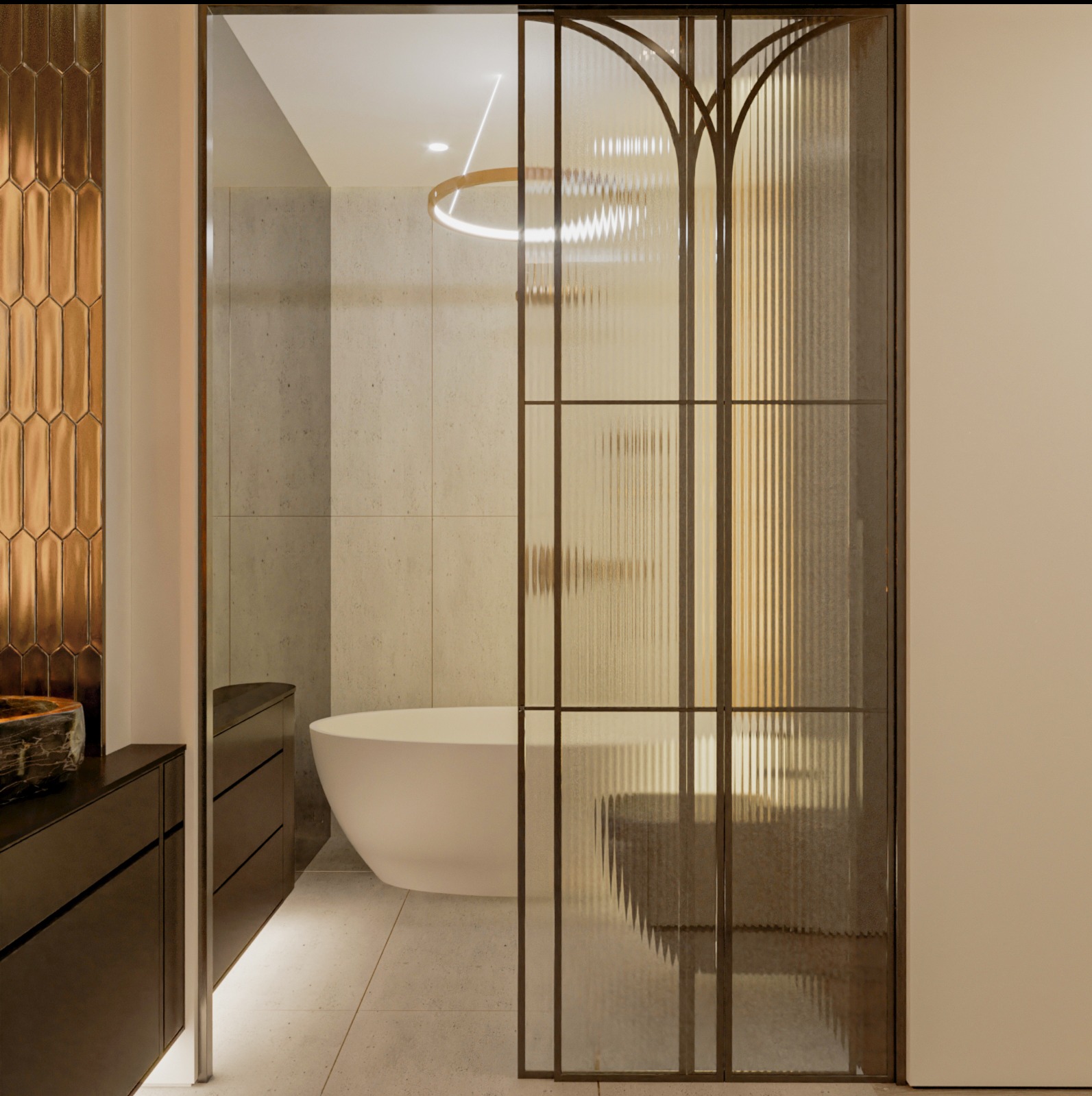 Nowoczesna łazienka z wolnostojącą wanną, przeszklonymi drzwiami z metalową ramą i okrągłym oświetleniem LED pod sufitem, widok z zewnątrz na umywalkę z blatem i dekoracyjną ścianą w kolorze miedzi.
