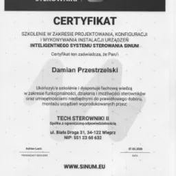 Certyfikat ukończenia szkolenia w zakresie projektowania, konfiguracji i wykonywania instalacji urządzeń inteligentnego systemu sterowania Sinum, wystawiony dla Damiana Przestrzelskiego przez Tech...