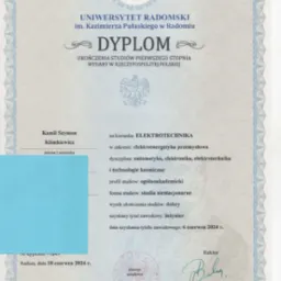 Skan dyplomu ukończenia studiów pierwszego stopnia na kierunku Elektrotechnika, wydany przez Uniwersytet Radomski im. Kazimierza Pułaskiego w Radomiu, z danymi osobowymi absolwenta i datą uzyskania...