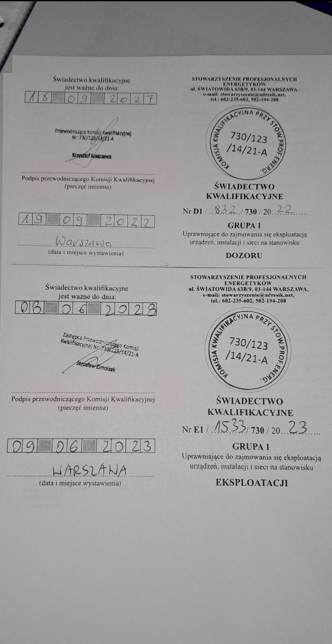Skan świadectwa kwalifikacyjnego elektryka z datą ważności i pieczątkami, wystawionego w Warszawie, potwierdzającego uprawnienia do eksploatacji urządzeń, instalacji i sieci.