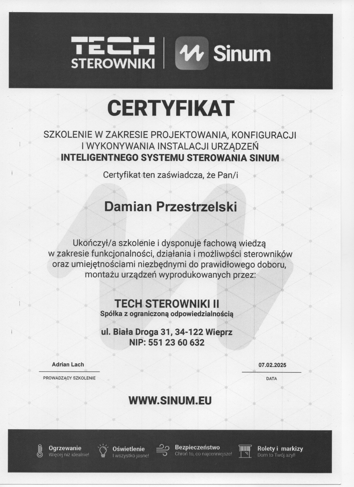 Certyfikat ukończenia szkolenia w zakresie projektowania, konfiguracji i wykonywania instalacji urządzeń inteligentnego systemu sterowania Sinum, wystawiony dla Damiana Przestrzelskiego przez Tech...