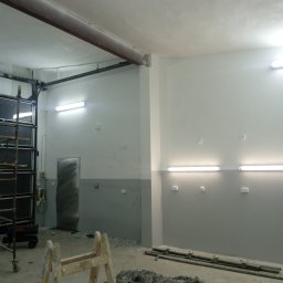 Malowanie natryskowe agregatem hal magazynów 
