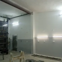 Malowanie natryskowe agregatem hal magazynów