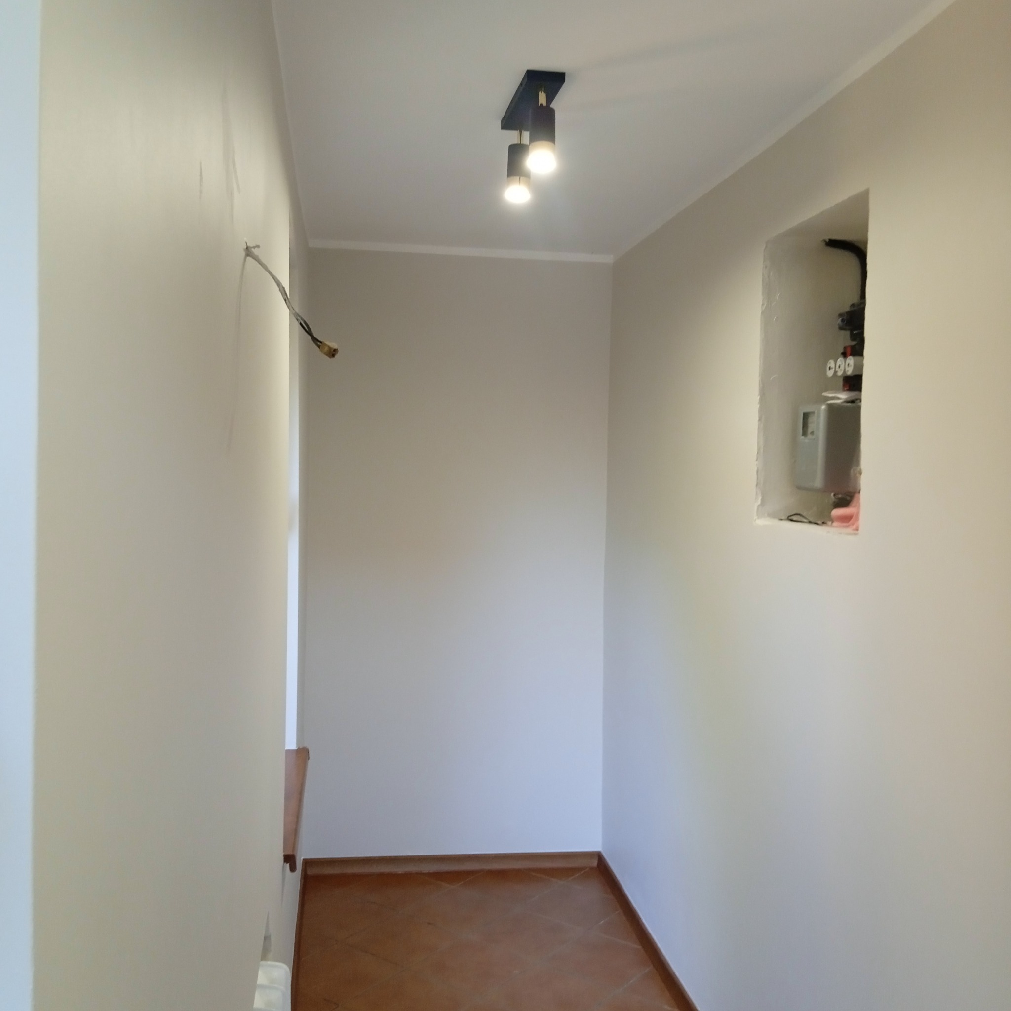 Malowanie ścian sufitów wewnątrz jak i na zewnątrz agregatem tradycyjne pędzlem i wałkiem