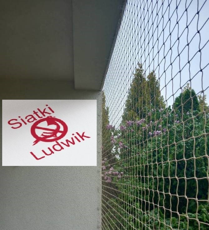 Zamontowana siatka zabezpieczająca balkon, widok z zewnątrz, z nałożonym logo firmy w lewym rogu.