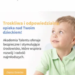 Strona internetowa Akademii Talentu z uśmiechniętym chłopcem w zielonej koszulce, bawiącym się drewnianą zabawką z zielonymi elementami, na jasnym tle z tekstem i przyciskami.