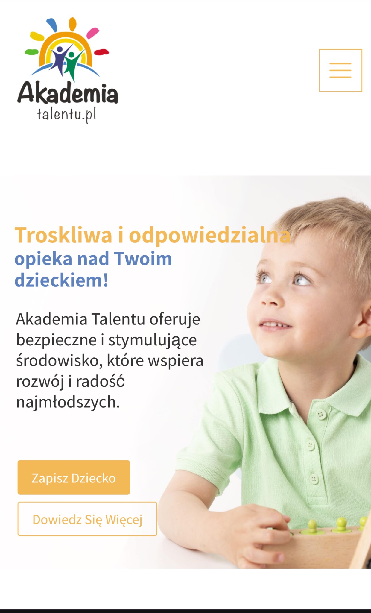Strona internetowa Akademii Talentu z uśmiechniętym chłopcem w zielonej koszulce, bawiącym się drewnianą zabawką z zielonymi elementami, na jasnym tle z tekstem i przyciskami.