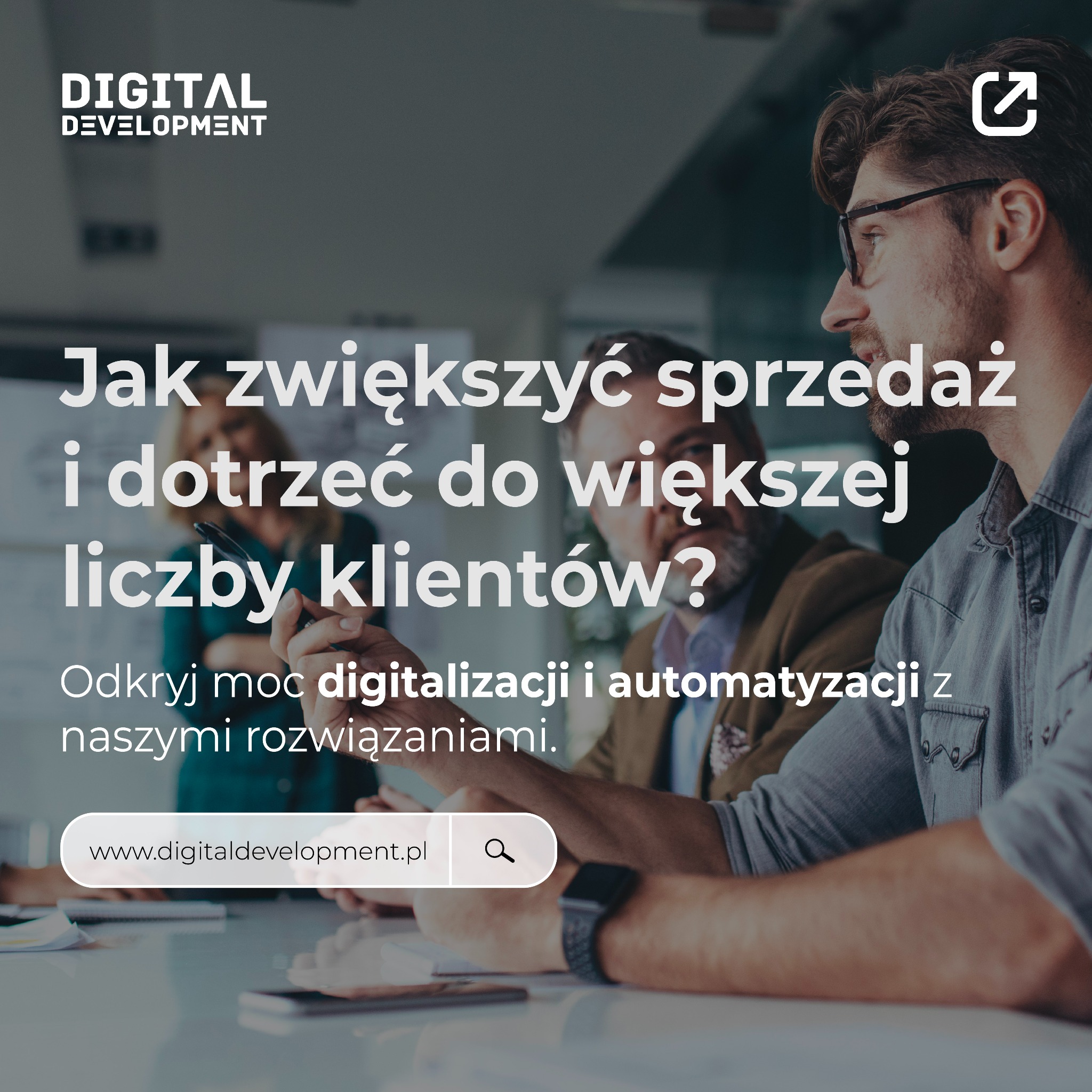 Mężczyzna w okularach i koszuli dżinsowej patrzy w prawo, w tle drugi mężczyzna, na pierwszym planie tekst o digitalizacji i automatyzacji oraz adres strony internetowej.