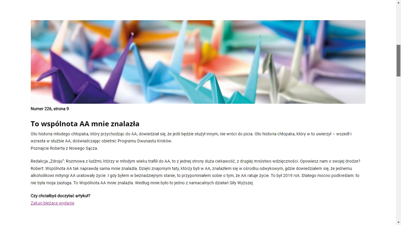 Zdjęcie przedstawia kolorowe origami żurawie na rozmytym tle, z dominacją odcieni niebieskiego, fioletowego i białego, sugerujące delikatność i kruchość.