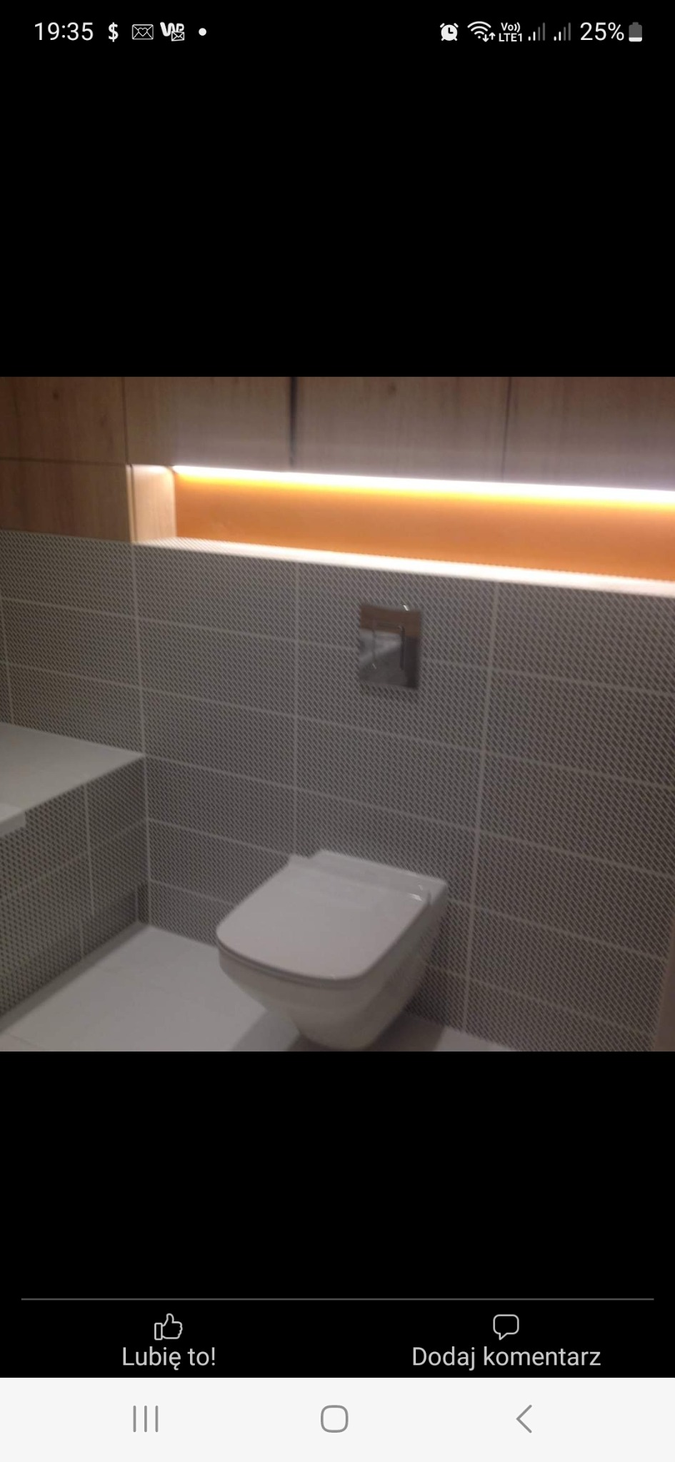 Podwieszana toaleta w nowoczesnej łazience w Poznaniu, ściany wyłożone szarą mozaikową glazurą, oświetlenie LED pod szafką.