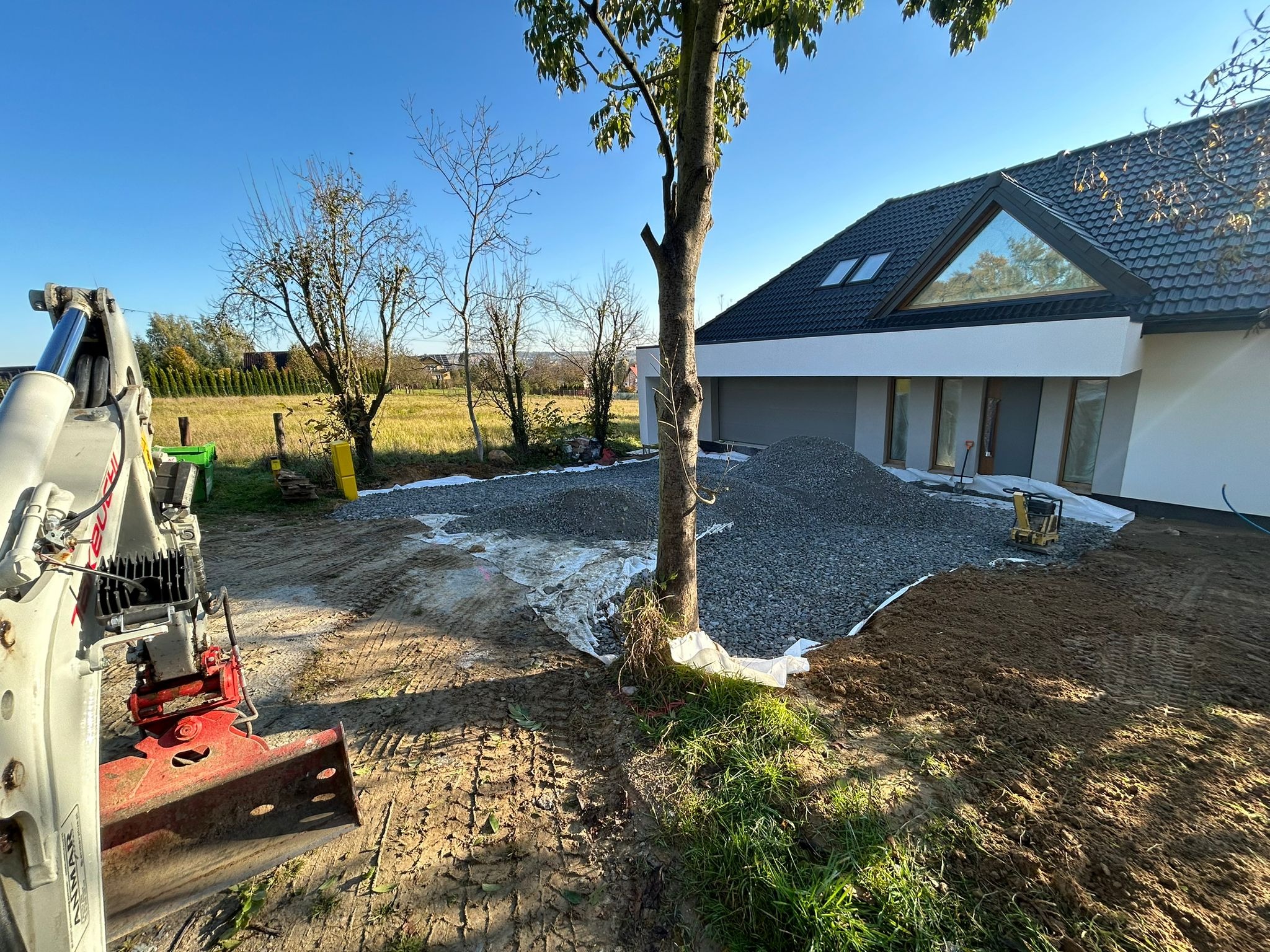 Wykonana utwardzenie gruntu pod kostkę brukową i podjazd.