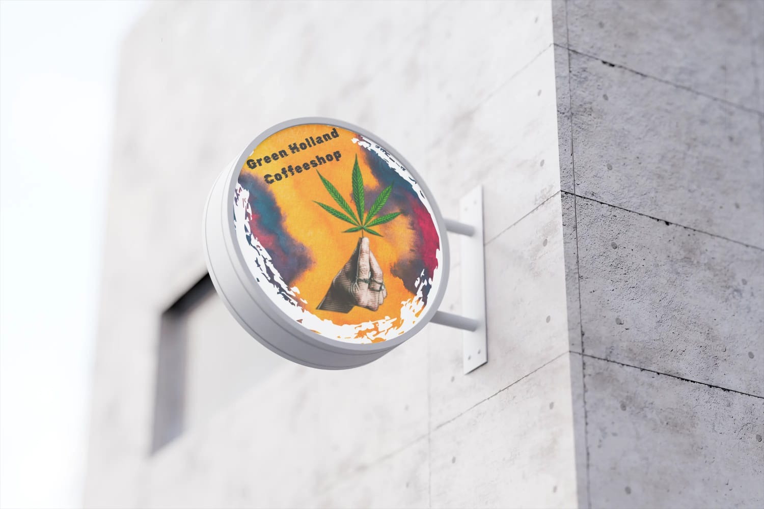 Okrągły szyld z napisem 'Green Holland Coffeeshop' i grafiką liścia konopi na ścianie budynku. Widok z dołu, neutralne oświetlenie.