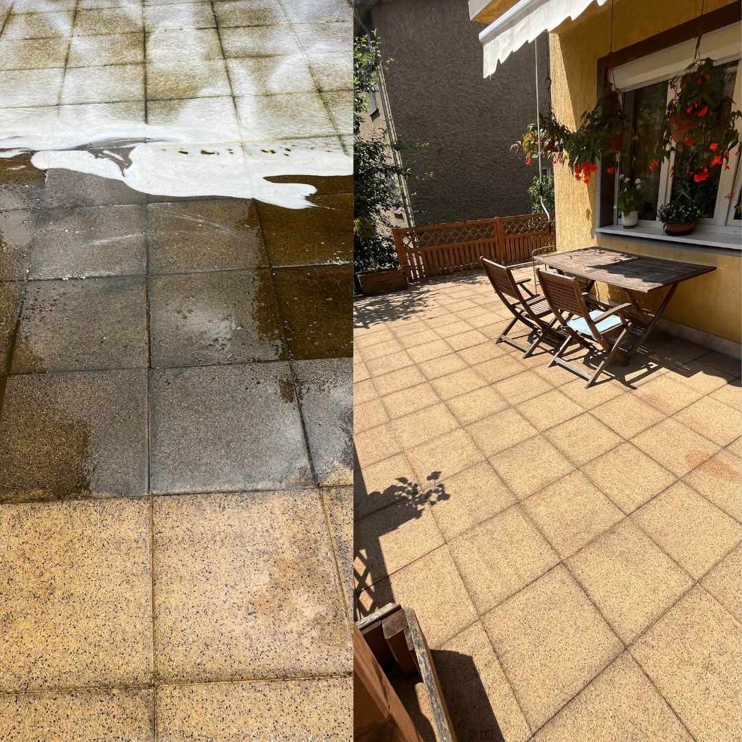 Porównanie stanu kostki brukowej przed i po czyszczeniu. Lewa strona mokra, pokryta pianą czyszczącą, prawa strona sucha i czysta, z widocznym tarasem, stolikiem i krzesłami.
