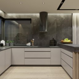 AG Design & Estate - Nowoczesna kuchnia z szarymi frontami szafek, drewnianymi akcentami, dużym oknem z żaluzjami i wyspą z owocami w koszyku.