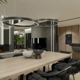 Nowoczesny salon z jadalnią i otwartą kuchnią, oświetlony wiszącymi lampami w kształcie pierścieni i kul, z kominkiem w czarnej ścianie i drewnianymi akcentami.