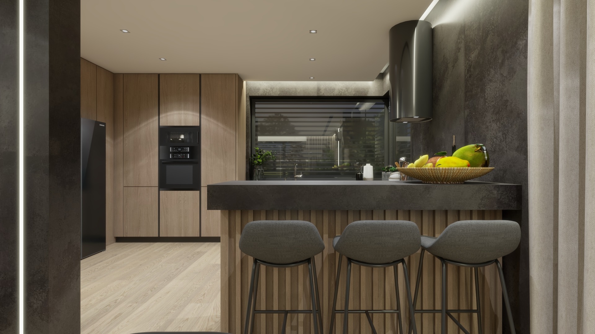 Nowoczesna kuchnia z drewnianymi szafkami, czarnym blatem i trzema szarymi krzesłami barowymi, oświetlona paskami LED, z owocami w plecionym koszu na blacie.