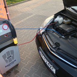 Oferujemy diagnostykę i naprawę klimatyzacji samochodowej nowoczesnymi technologiami. Sprawdzamy czynnik chłodniczy, kontrolujemy elementy, mierzymy ciśnienie, naprawiamy i wymieniamy części. Koszt 180 zł/godz., kosztorys po diagnostyce.
