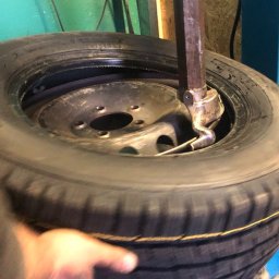 Oferujemy pełen zakres usług wulkanizacyjnych: wymiana, naprawa i wyważanie opon. Korzystamy z nowoczesnego sprzętu, gwarantując szybkość i precyzję. Koszt usługi zależy od rodzaju pracy i jest obliczany indywidualnie.