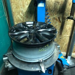 Oferujemy pełen zakres usług wulkanizacyjnych: wymiana, naprawa i wyważanie opon. Korzystamy z nowoczesnego sprzętu, gwarantując szybkość i precyzję. Koszt usługi zależy od rodzaju pracy i jest obliczany indywidualnie.