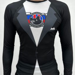 DW Solutions - Męska koszulka sportowa z długim rękawem, imitująca smoking z nadrukiem logo kibiców Górnika Zabrze, na białym tle.