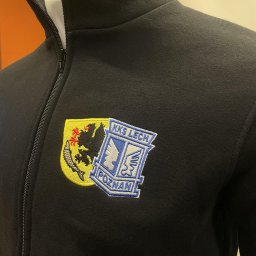 DW Solutions - Czarna bluza sportowa rozpinana z haftowanym herbem klubu sportowego KKS Lech Poznań na piersi, prezentowana na manekinie.