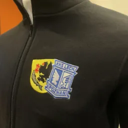 Czarna bluza sportowa rozpinana z haftowanym herbem klubu sportowego KKS Lech Poznań na piersi, prezentowana na manekinie.