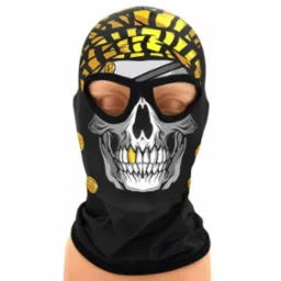 Czarna kominiarka z nadrukiem czaszki, złotymi zębami i wzorem przypominającym piracki turban na manekinie.